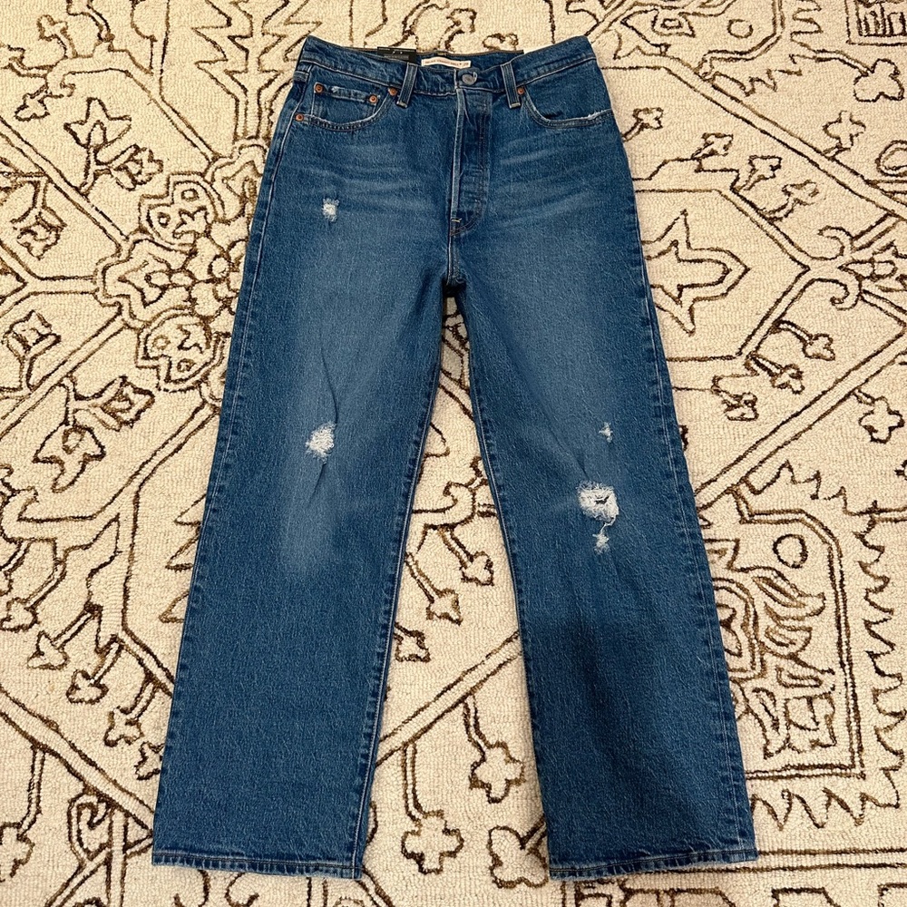 SOLD Levi’s Distressed Ribcage Ankle Straight